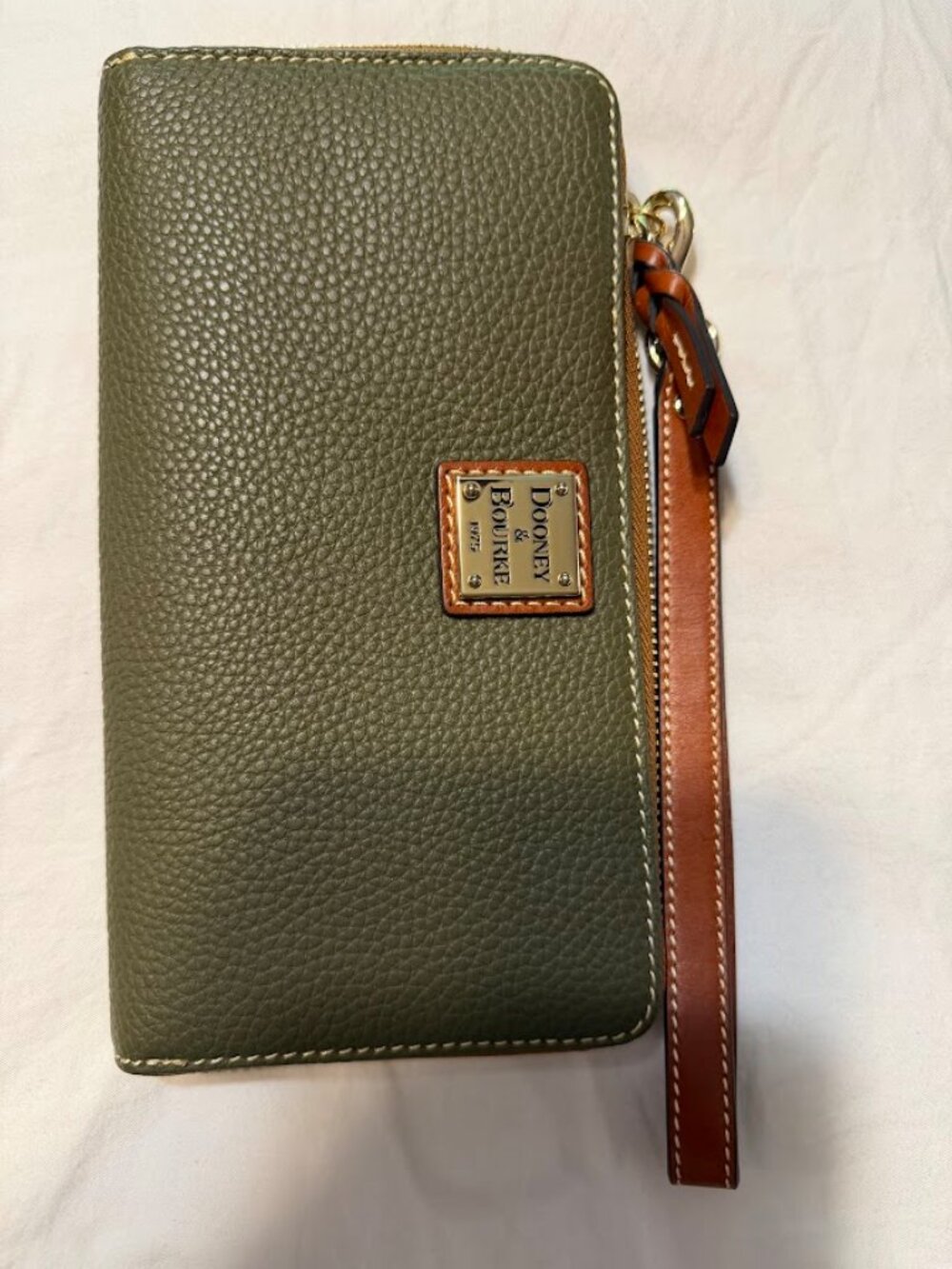 NWOT DOONEY & BOURKE Olive Green Leather Wristlet Wallet